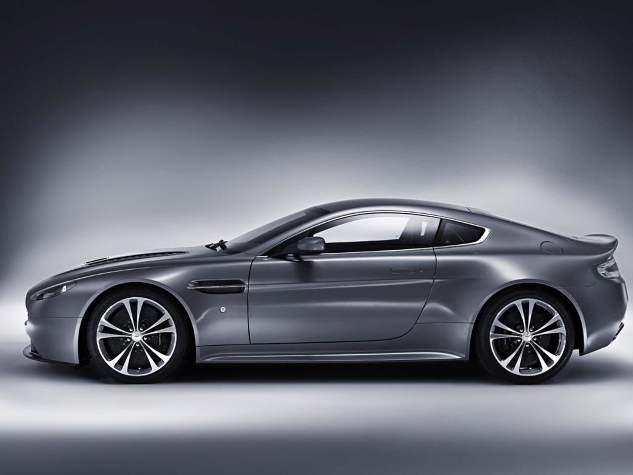 2010 Aston Martin V12 Vantage Picture