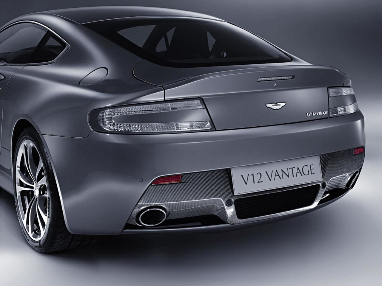 2010 Aston Martin V12 Vantage Picture